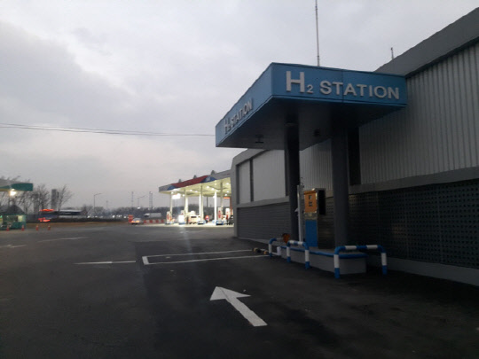 불 꺼진 경기도 여주휴게소 내 수소연료전기차 충전소. <김양혁 기자>